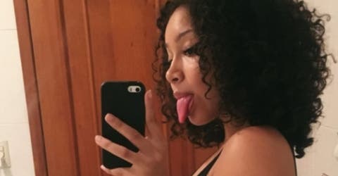 La selfie de una joven en un baño se ha hecho viral por 3 detalles muy extraños