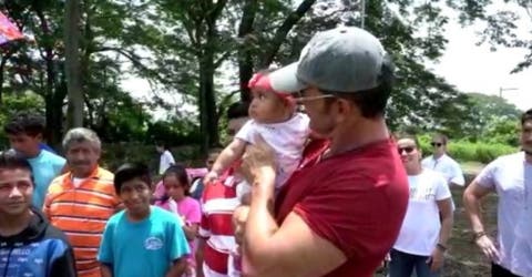 Ricardo Arjona regala casas a los damnificados del Volcán de Fuego en Guatemala