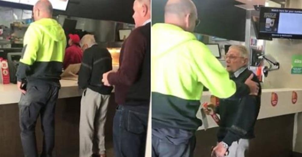 Obrero se acerca a un anciano desesperado en la fila de McDonald´s sin saber que lo grababan