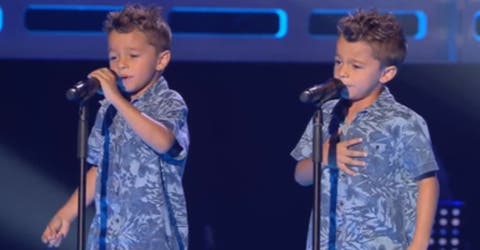 Cuando los gemelos empezaron a cantar emocionaron al jurado del programa de talentos