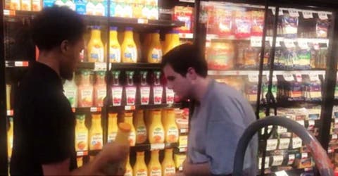 Un empleado de una tienda permite pacientemente que un joven autista ordene los estantes con él