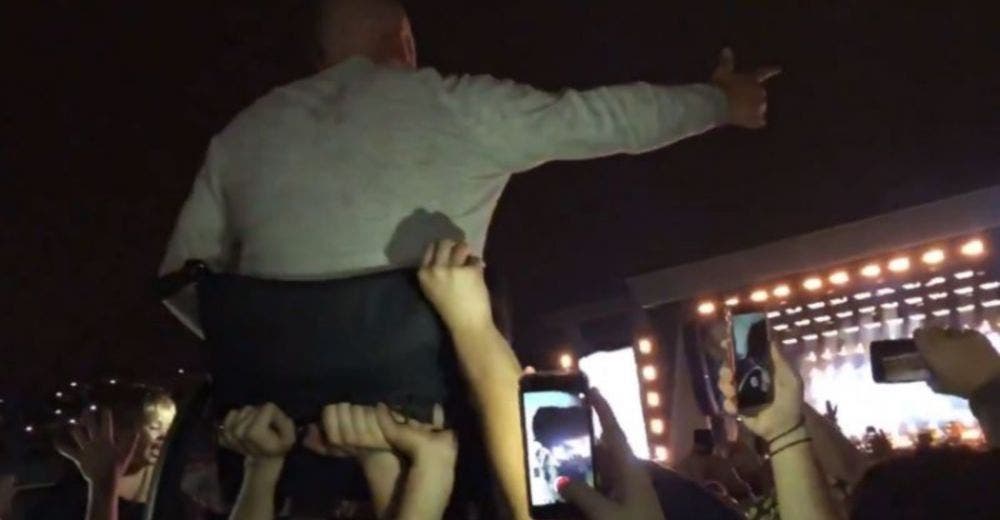 El conmovedor momento en el que levantan a un hombre en silla de ruedas durante un concierto