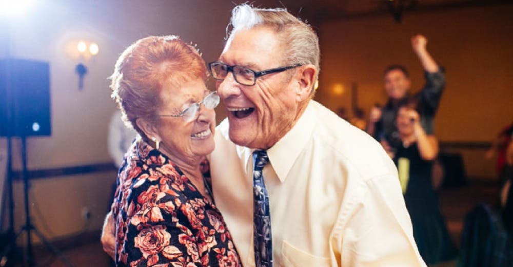 Los abuelitos desde una residencia estremecen a todos grabándose bailando