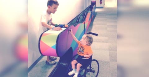 Un niño se acerca a su hijo discapacitado sin imaginar que ella los estaba mirando