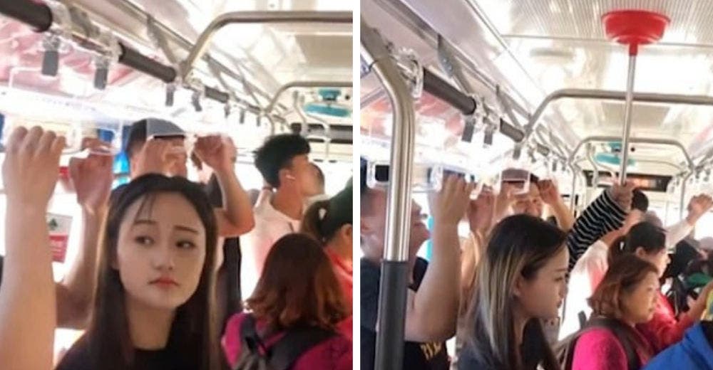 Se convierte en blanco de burlas por su creativa solución para viajar de pie en el autobús Se convierte en blanco de burlas por su creativa solución para viajar de pie en el autobús