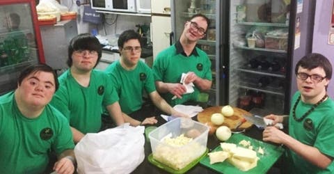 Los 6 jóvenes con Síndrome de Down a quienes nadie les daba trabajo abren su propia pizzería