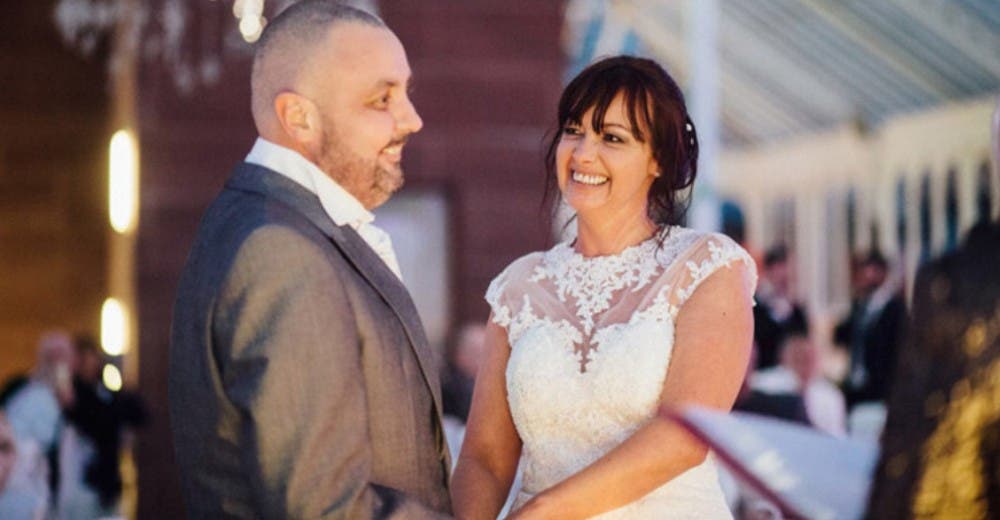 Se rapa el cabello durante su boda y conmueve a todos los presentes Se rapa el cabello durante su boda y conmueve a todos los presentes