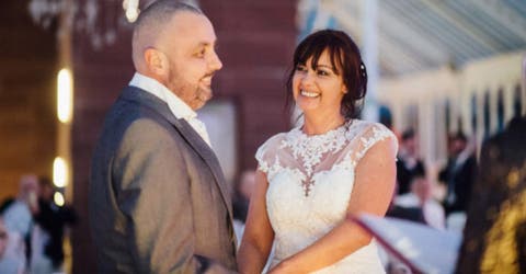 Se rapa el cabello durante su boda y conmueve a todos los presentes