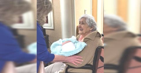 Le entregan un bebé a una anciana con Alzheimer para que lo cuide hasta que muera