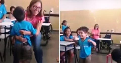 Un niño de 6 años emociona a todos al caminar por primera vez en su salón de clases