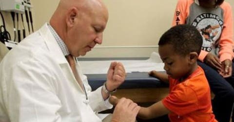 Un niño de 10 años recibe el primer trasplante bilateral de manos e impresiona a los médicos