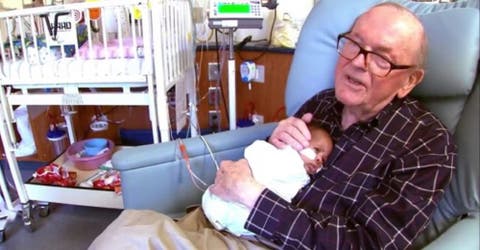 Un abuelito se dedica a mecer y arrullar a bebés que permanecen en cuidados intensivos
