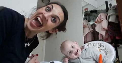 La «seria» conversación de una mamá con su bebé de 15 meses que no quiere comer se hace viral