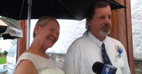 Se casan en una gasolinera para impedir que una peligrosa emergencia arruinara su boda