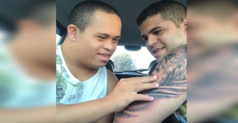 Graba la reacción de su hermano con Síndrome de Down al ver que se tatuó su rostro