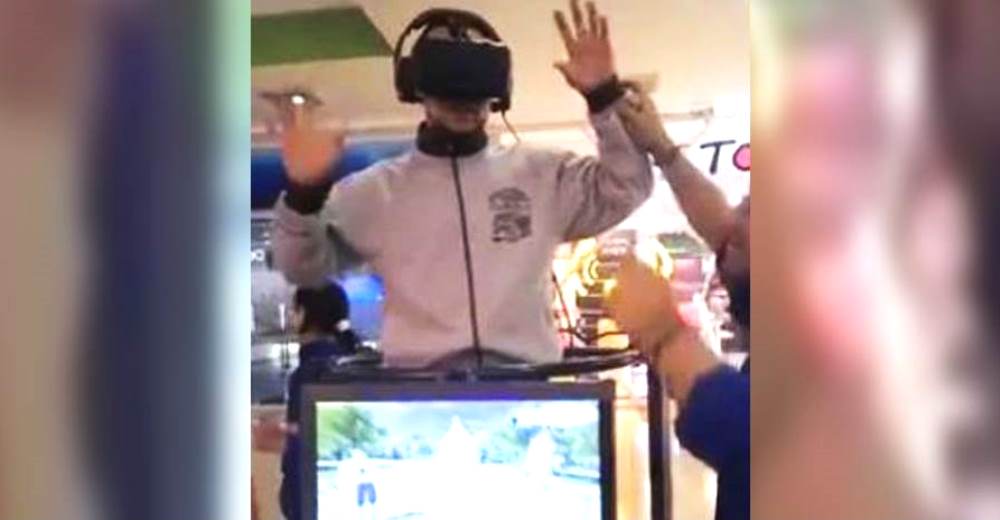 Un hombre usa por primera vez unas gafas de realidad virtual y su reacción se hace viral