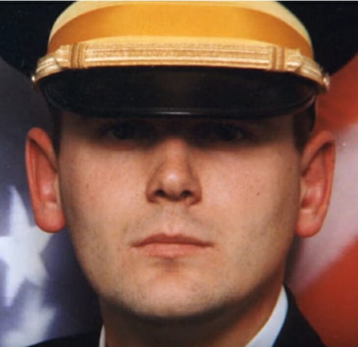 Un joven de 16 años rompe en llanto al recibir un valioso recuerdo de ...