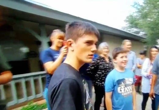 Un joven de 16 años rompe en llanto al recibir un valioso recuerdo de ...