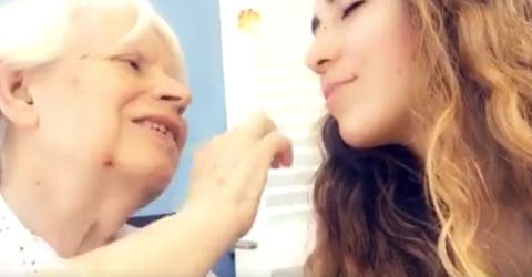 «No quiero olvidarte» – Una abuela con Alzheimer emociona a su nieta en un momento de lucidez