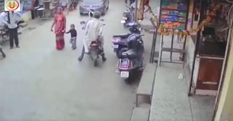 Una mujer y su hijo milagrosamente salen ilesos tras ser arrollados por un conductor imprudente