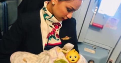 Una azafata ayuda a una madre desesperada por alimentar a su bebé en pleno vuelo