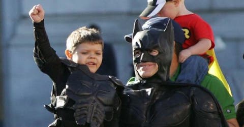 El niño que conmovió al mundo convertido en Batman le gana la batalla al cáncer