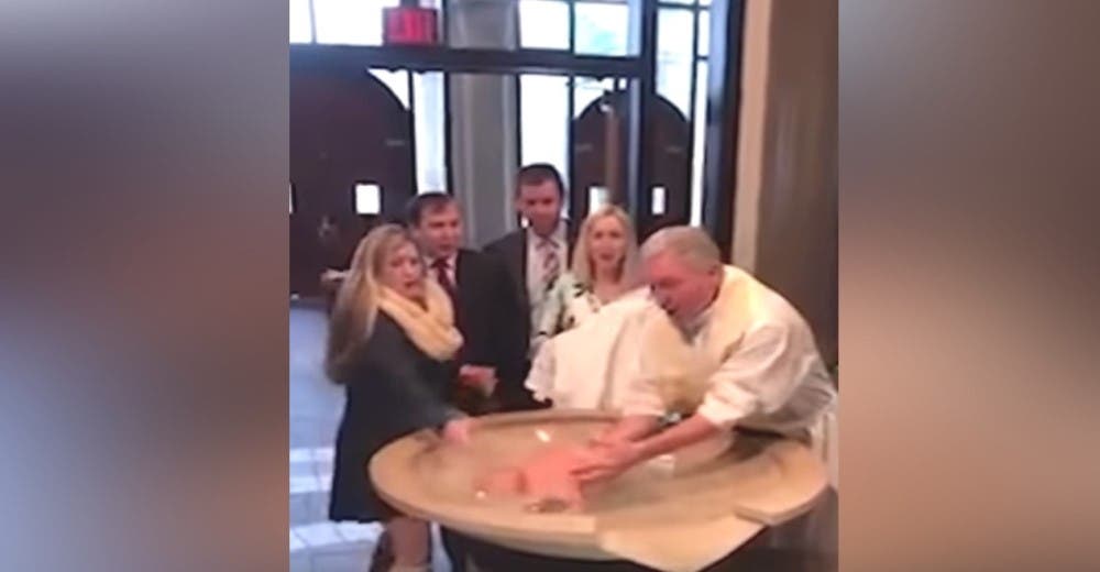 En plena ceremonia el bebé se escurre de las manos del cura golpeándose contra la pila bautismal En plena ceremonia el bebé se escurre de las manos del cura golpeándose contra la pila bautismal