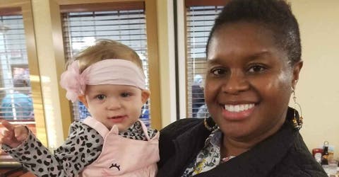Una mujer salva a una bebé de 7 meses que casi muere mientras cenaba con su familia