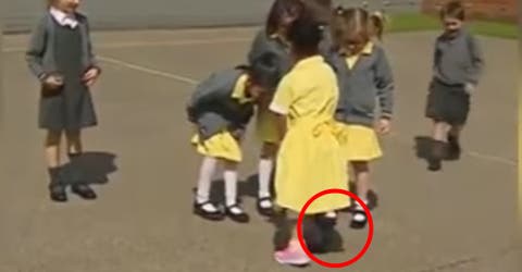 Llega con una prótesis al colegio protagonizando un vídeo que hace llorar a muchos