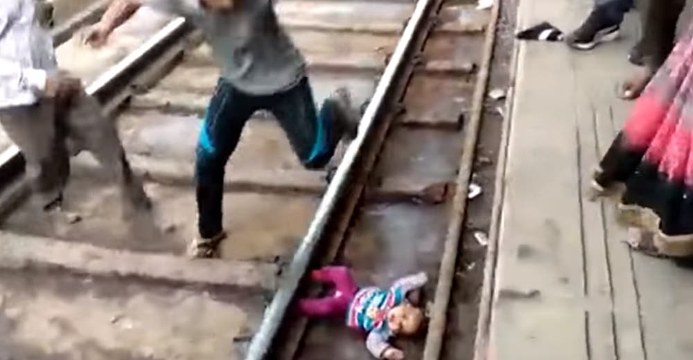 Una bebé sobrevive de milagro tras caer a las vías bajo un tren en movimiento Una bebé sobrevive de milagro tras caer a las vías bajo un tren en movimiento
