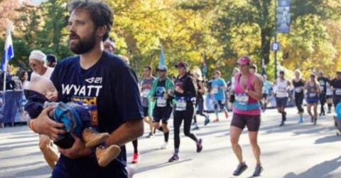 El maratonista que cruza la meta con su bebé en brazos emociona al mundo entero