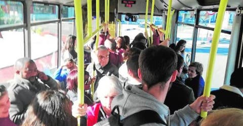 Ayuda a una chica en el autobús mientras los otros pasajeros hablaban de su vergonzoso incidente