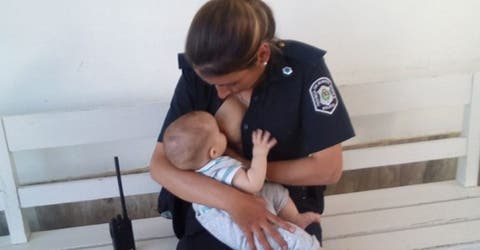 El emotivo gesto de una oficial de policía con la bebé de una pareja que sufrió una tragedia