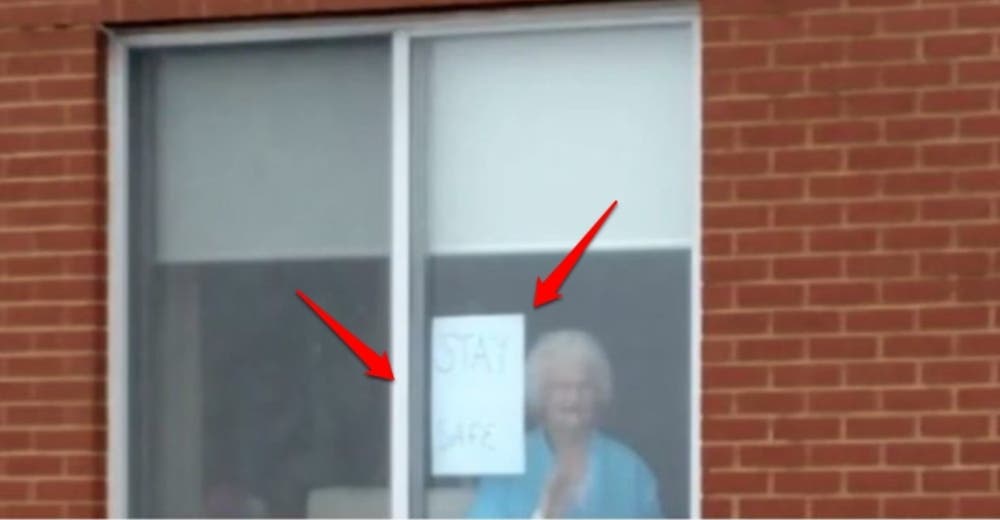 Desde el hospital una abuelita deja un mensaje en la ventana para unos albañiles