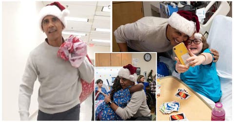 La emotiva visita de Obama vestido de Papá Noel para entregar regalos a niños en un hospital