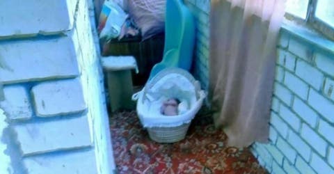 Deja a su bebé de 3 meses congelándose y llorando en el balcón sólo para hacer sufrir a su ex