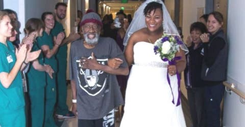Celebra su boda en el hospital para que su padre pudiera acompañarla al altar