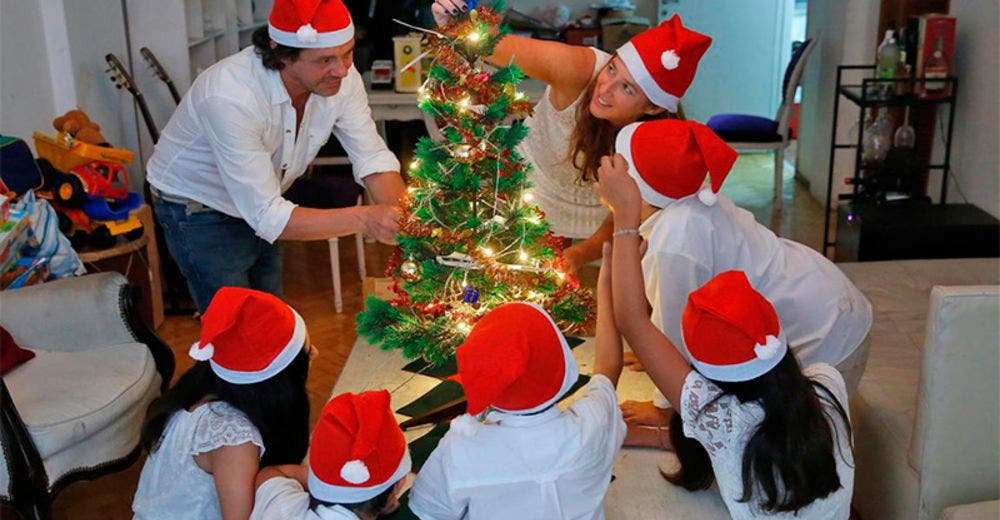 Estos 5 hermanos soñaron durante años armar un arbolito de Navidad junto a «papá y mamá»