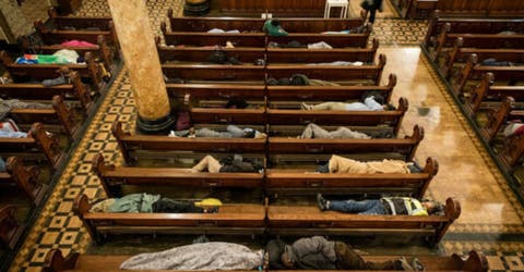 Una iglesia abre sus puertas a 225 personas sin techo para que tengan dónde dormir cada noche