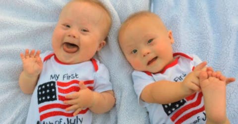 La madre de gemelos con Síndrome de Down termina arrepentida tras decidir darlos en adopción