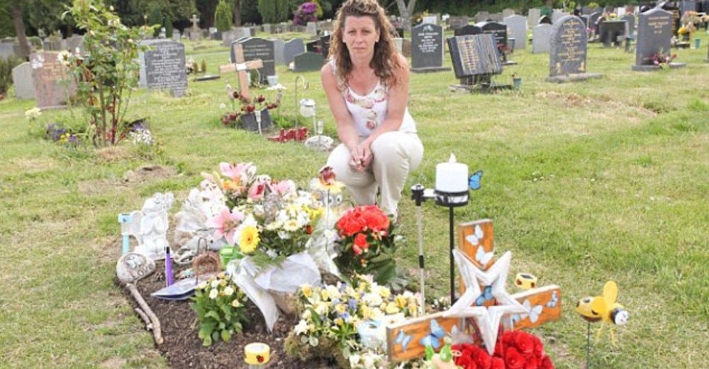 Retira la lápida de su hijo de 4 años fallecido por culpa de una insensible familia