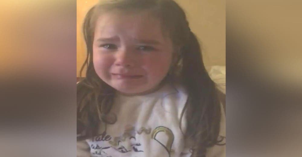 Una niña sin hogar llora desconsolada al saber que no tiene un lugar donde pasar la Navidad Una niña sin hogar llora desconsolada al saber que no tiene un lugar donde pasar la Navidad