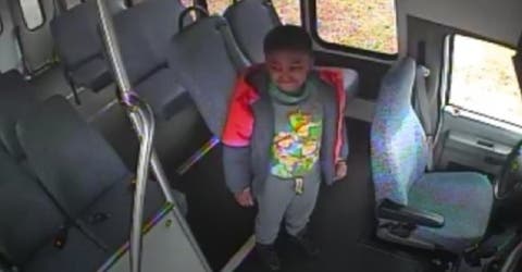 Una despistada conductora deja olvidado a un niño de 5 años en el bus escolar