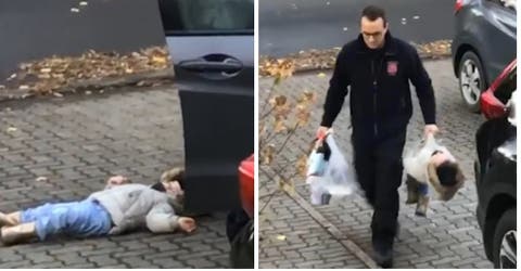 Se desespera y termina cargando a su hija de 2 años “como a una bolsa más”