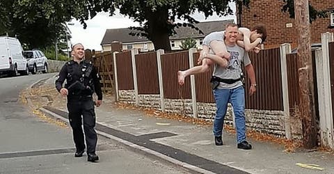 La historia detrás de la foto viral de los sonrientes policías que arrestaron a un joven