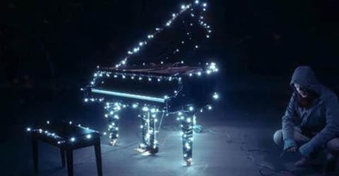 Conecta 500.000 luces a su piano, comienza a tocar y todos los vecinos se quedan sin aliento