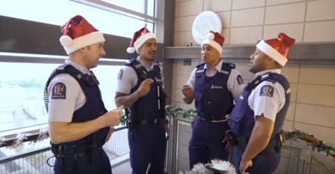 Se hace viral la talentosa forma en la que estos policías celebran la Navidad