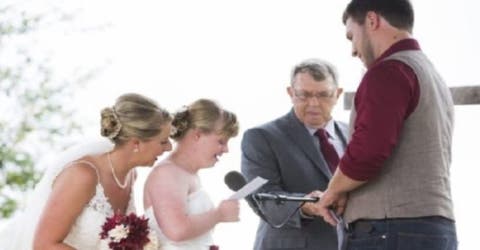 Se arrodilla e intercambia votos con la hermana de su novia en una inolvidable ceremonia