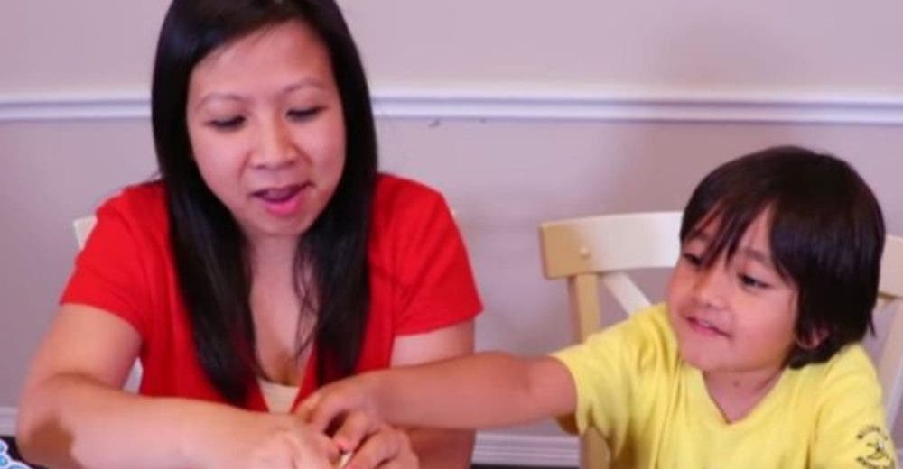 A los 7 años mantiene a su familia ganando 22 millones de dólares al año A los 7 años mantiene a su familia ganando 22 millones de dólares al año