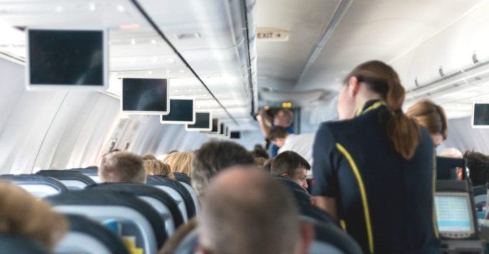 Una azafata salva a una niña después de leer la nota que había en el baño del avión